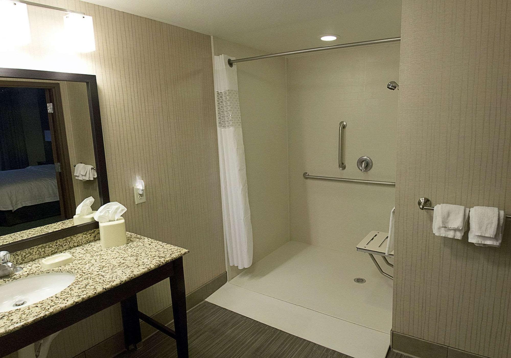 Hampton Inn & Suites Bismarck Northwest Экстерьер фото