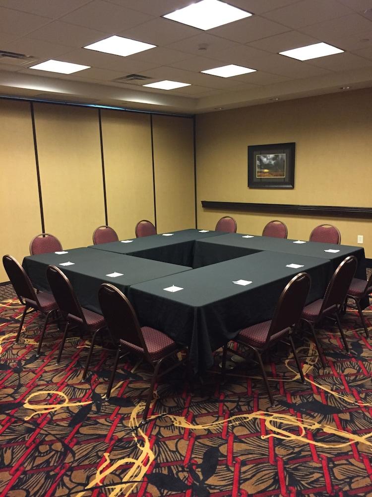 Hampton Inn & Suites Bismarck Northwest Экстерьер фото