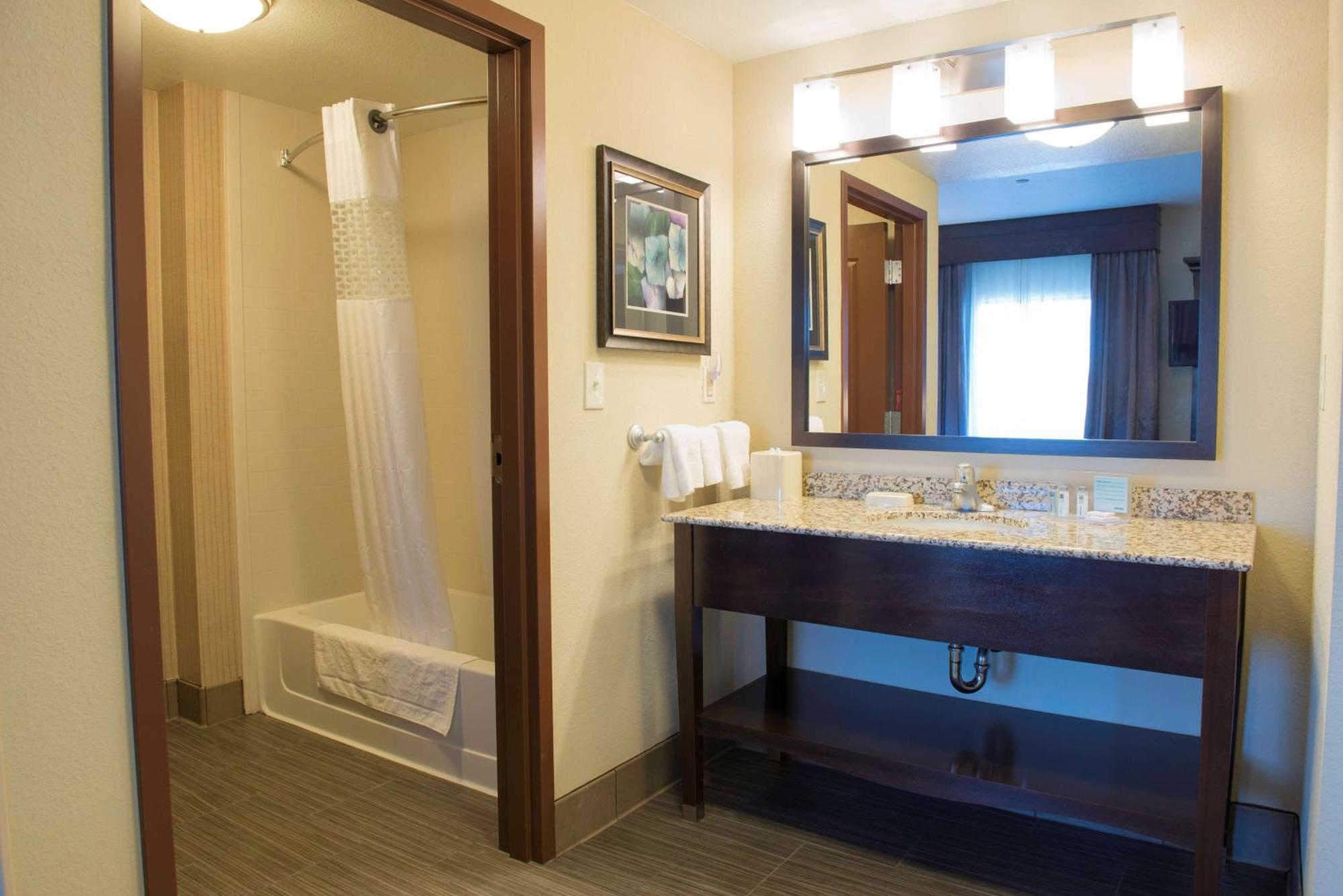 Hampton Inn & Suites Bismarck Northwest Экстерьер фото