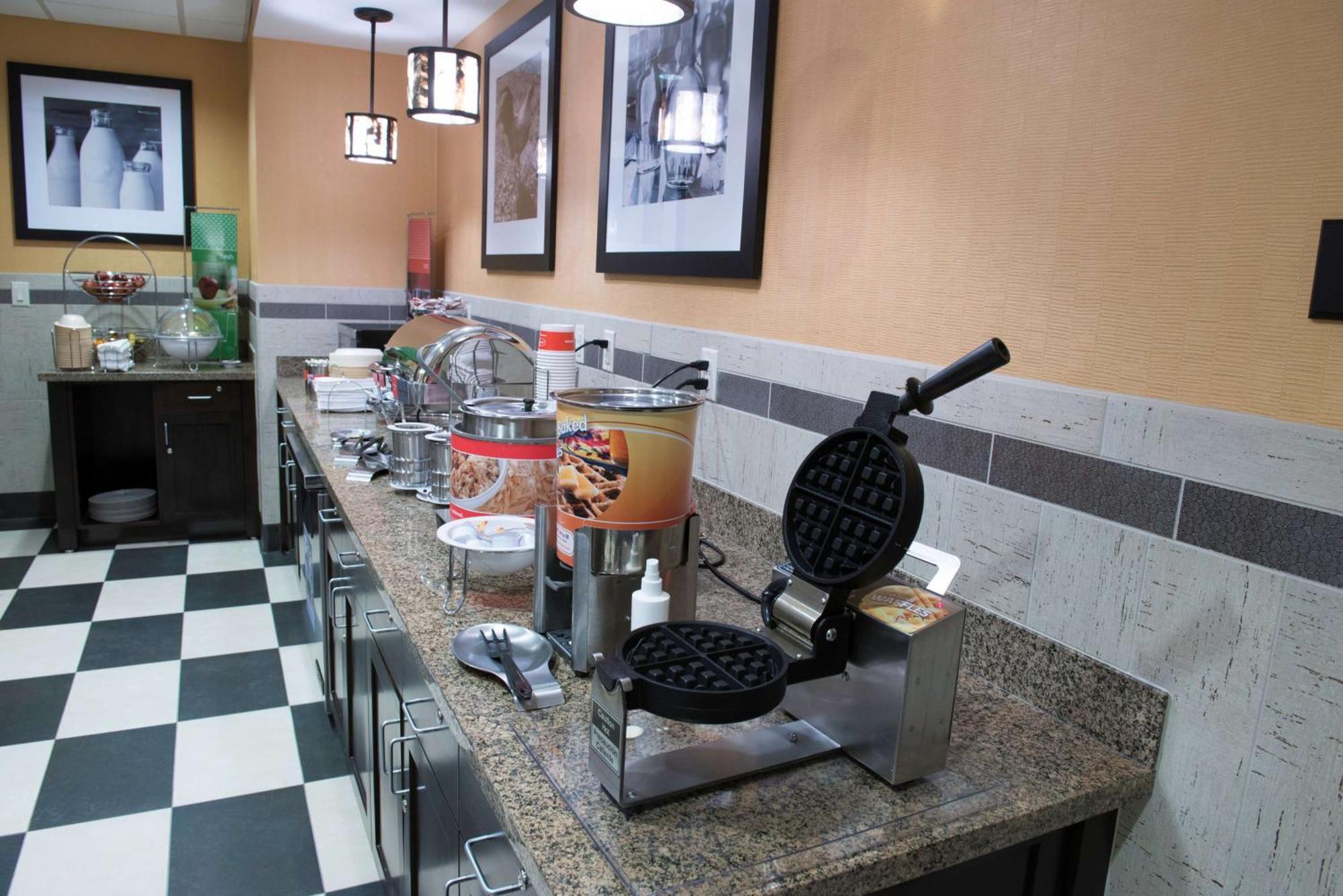 Hampton Inn & Suites Bismarck Northwest Экстерьер фото