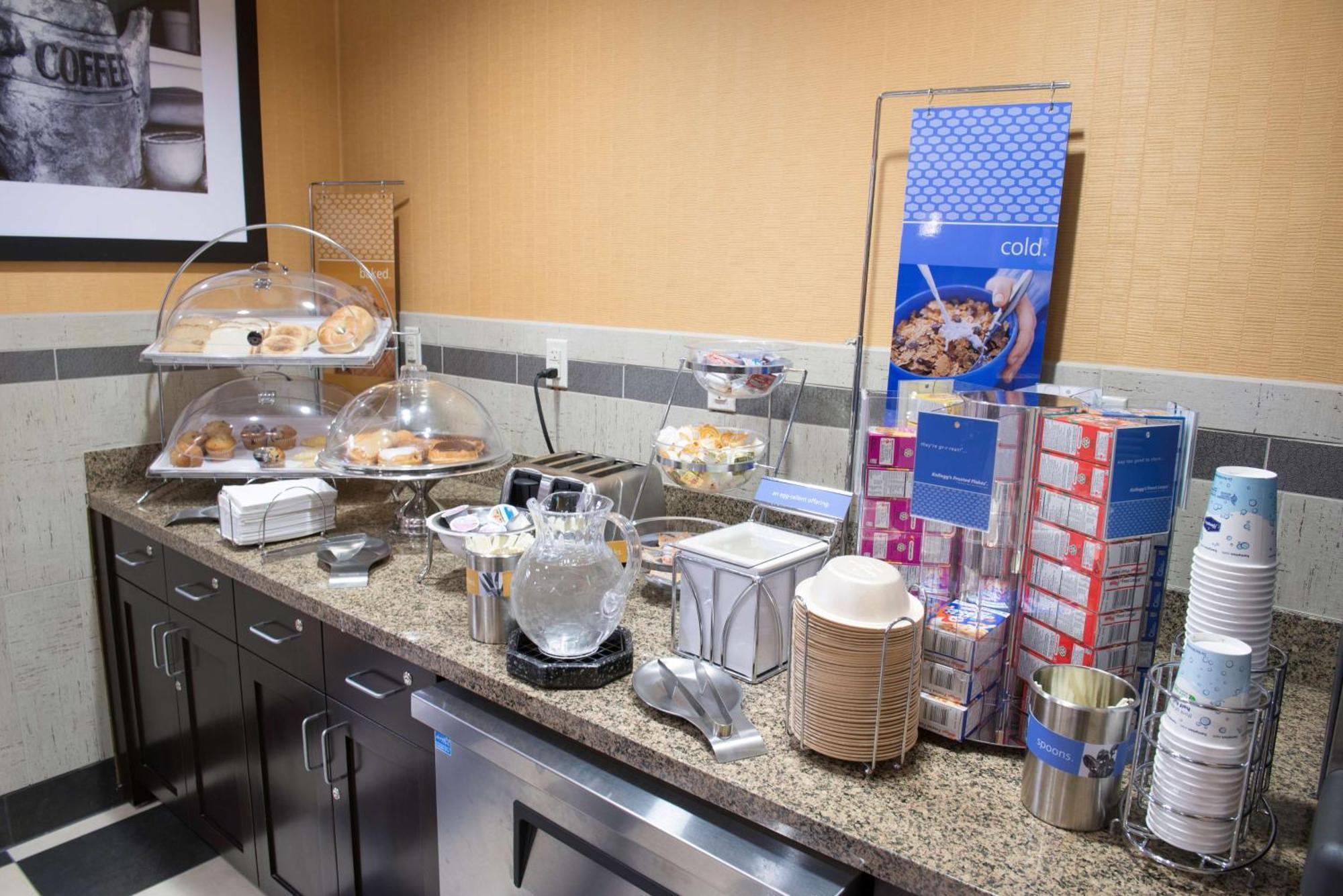 Hampton Inn & Suites Bismarck Northwest Экстерьер фото